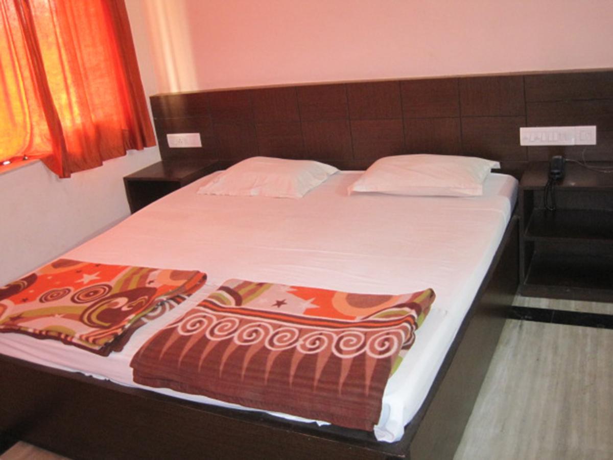 Hotel Arya Palace Puri Exteriör bild