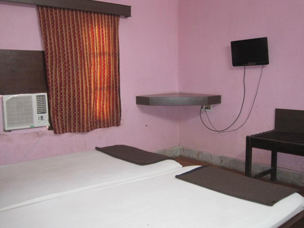 Hotel Arya Palace Puri Exteriör bild